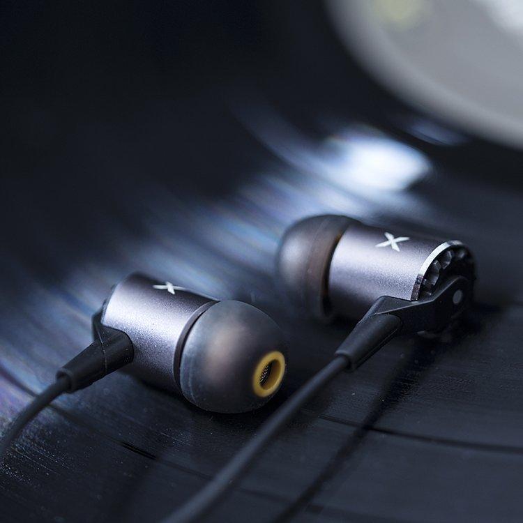 AERODYNAMIC EARPHONES